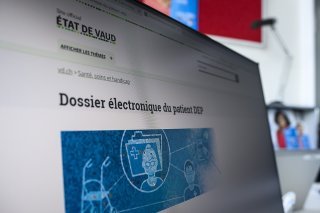 Le Parlement débloque 30 millions de francs pour favoriser le développement du dossier électronique du patient (archives). KEYSTONE/JEAN-CHRISTOPHE BOTT